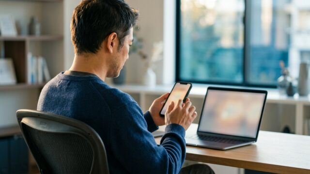 Obsidianのスマホ同期ができない原因をスマホとパソコンを見比べて確認している様子