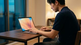 PowerShellのエラーに悩みながらノートパソコンに向かう男性