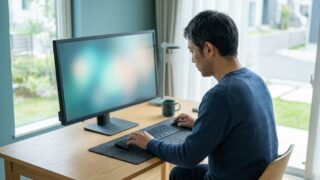 Google日本語入力で単語登録が反映されない原因を、モニタの前で切り分けている様子
