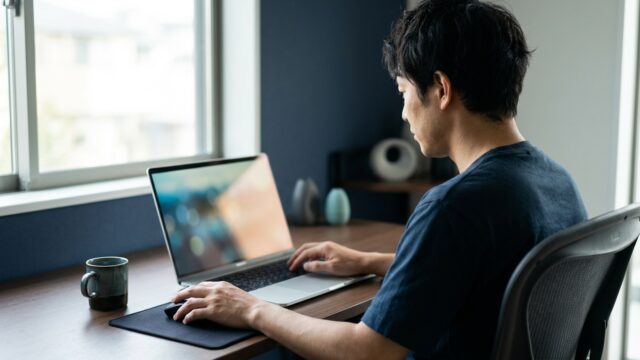 Windows11のノートPCに向かい、インストールできない原因を切り分けている様子